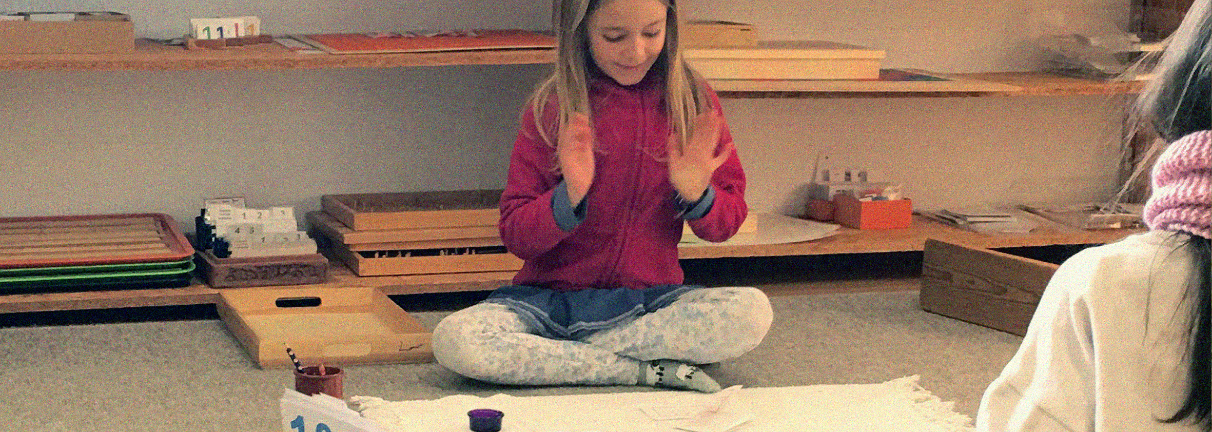 Niña disfrutando del aprendizaje.