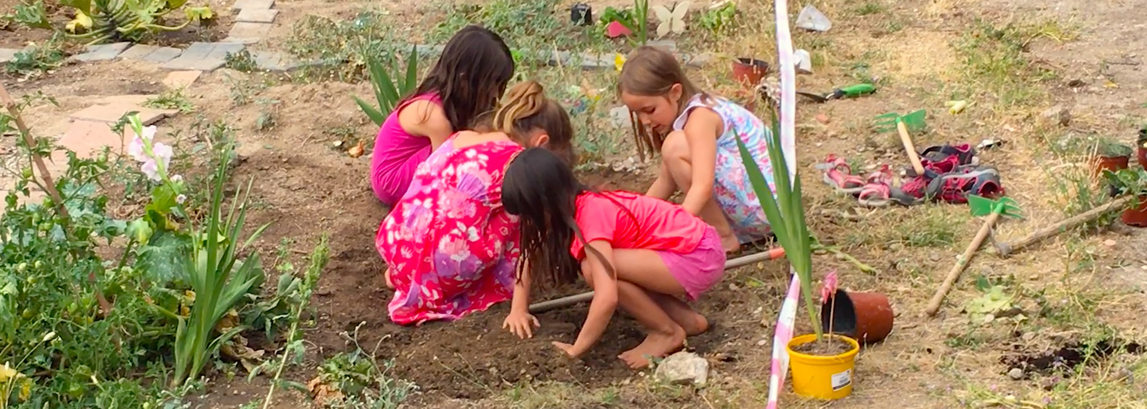 Niñas jugando libremente en el huerto.