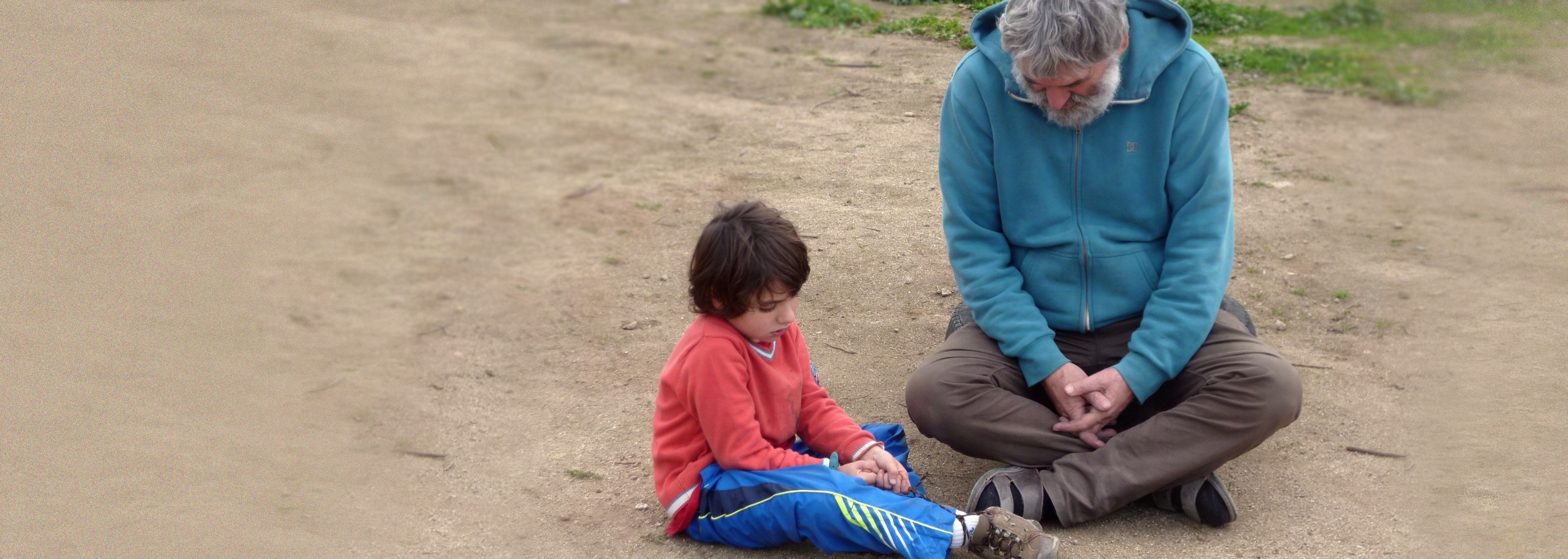 Adulto acompañando emocionalmente a un niño.