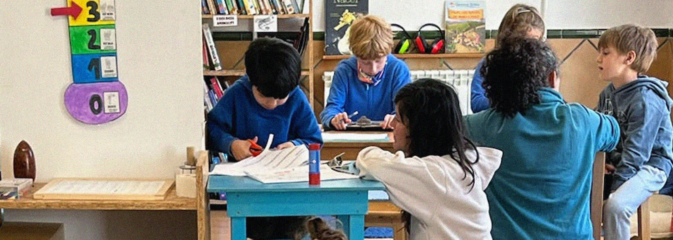 Adultos acompañando los intereses individuales de cada niño.